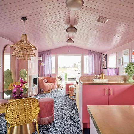 Fun Barbie Inspired, 6 Berth Caravan - Camber Sands Holiday Park, Near The Beach Exterior photo